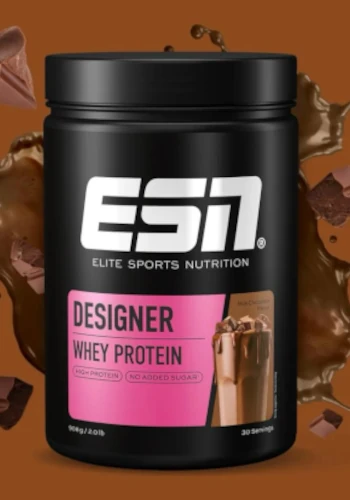 ESN Designer Whey Protein – Schwarze Dose mit Schokoladenhintergrund, Whey-Protein-Pulver von ESN mit Schokoladengeschmack.