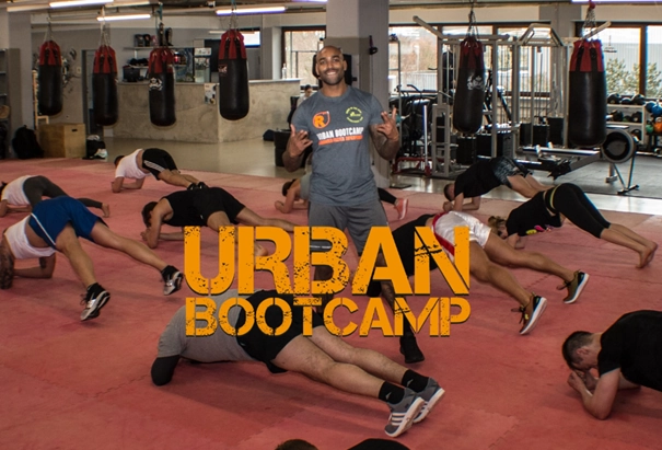 Trainer leitet Urban Bootcamp mit Teilnehmern im Fitnessstudio von RPT1