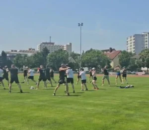 Gruppentraining beim Fitnessboxen auf dem Sportplatz – THE LOFT Aktivfläche beim Hessentag in Bad Vilbel