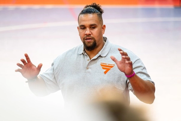 Trainer Gregory Aubrey beim Erklären wie Selbstverteidigung funktioniert