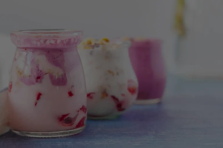 mehrere proteinreiche desserts in gläsern auf einem tisch