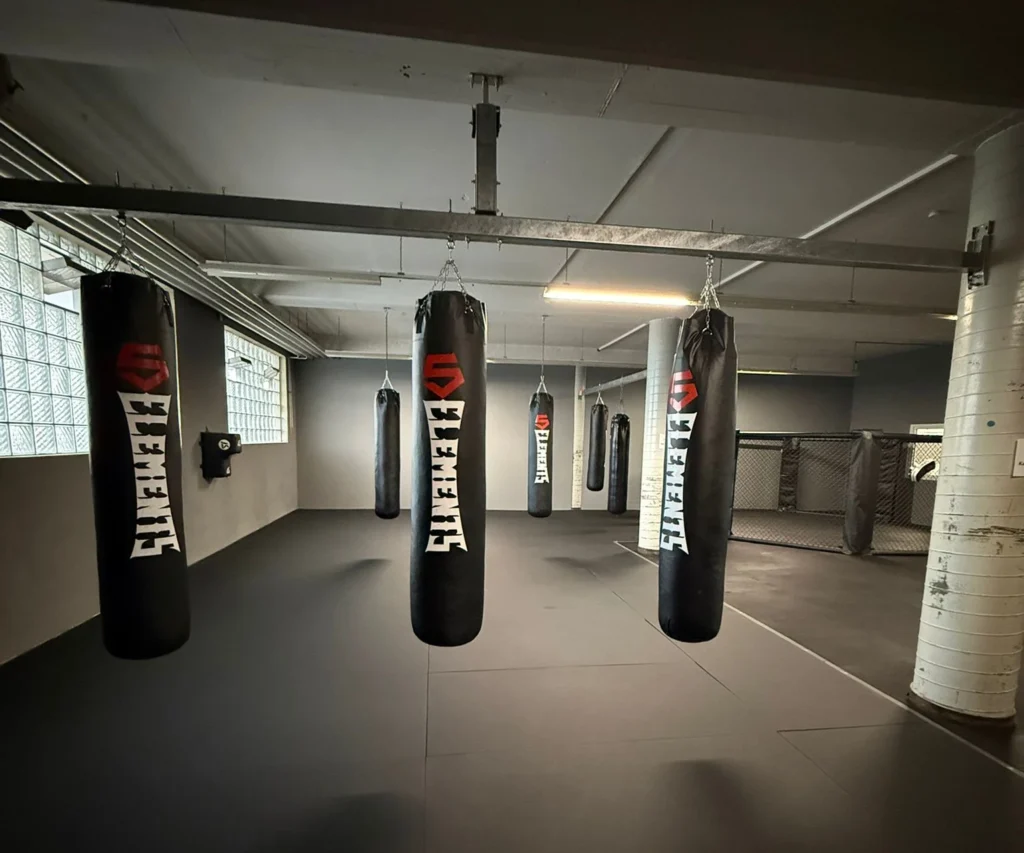 Trainingsraum im Fightclub von The Loft mit mehreren schweren Boxsäcken