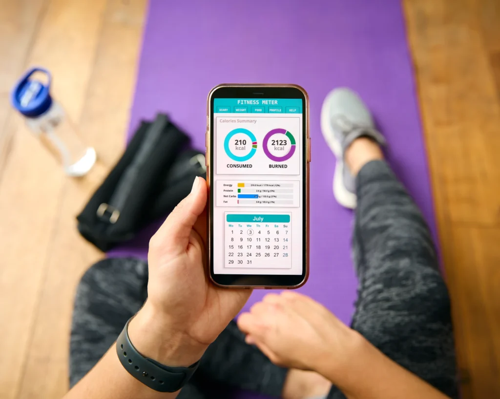 Smartphone zeigt Fitness-App zur Kalorienverfolgung