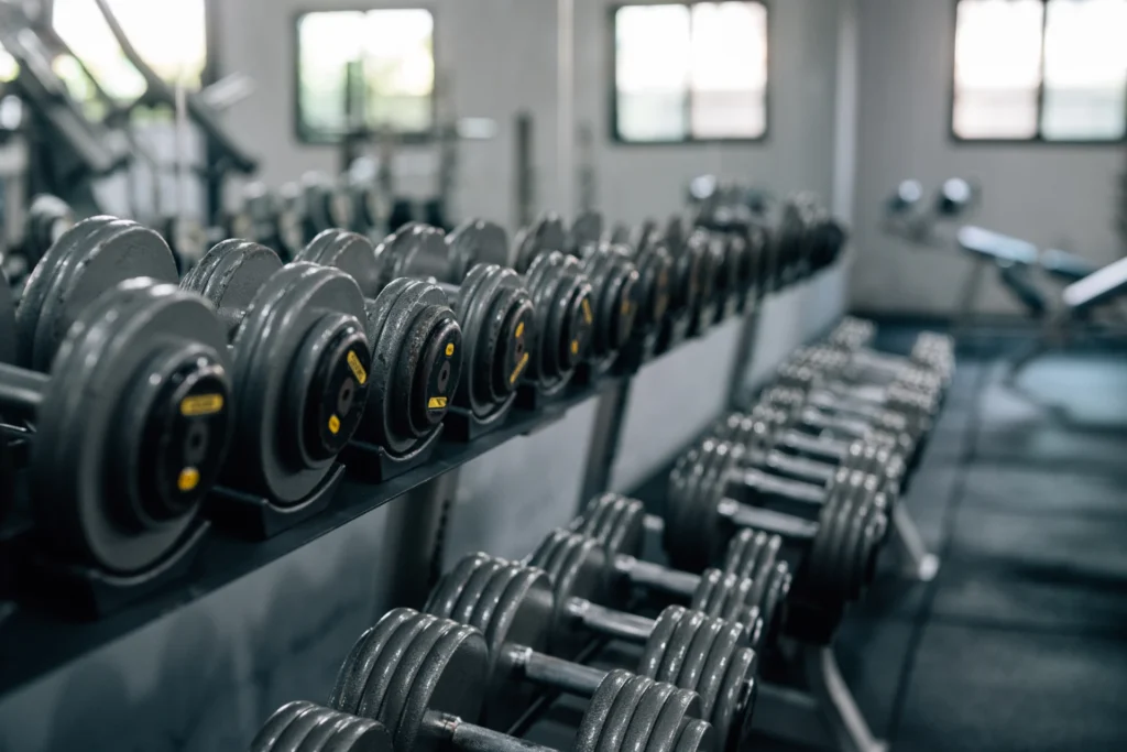 Kurzhanteln im Fitnessstudio für strukturiertes Krafttraining und Muskelaufbau
