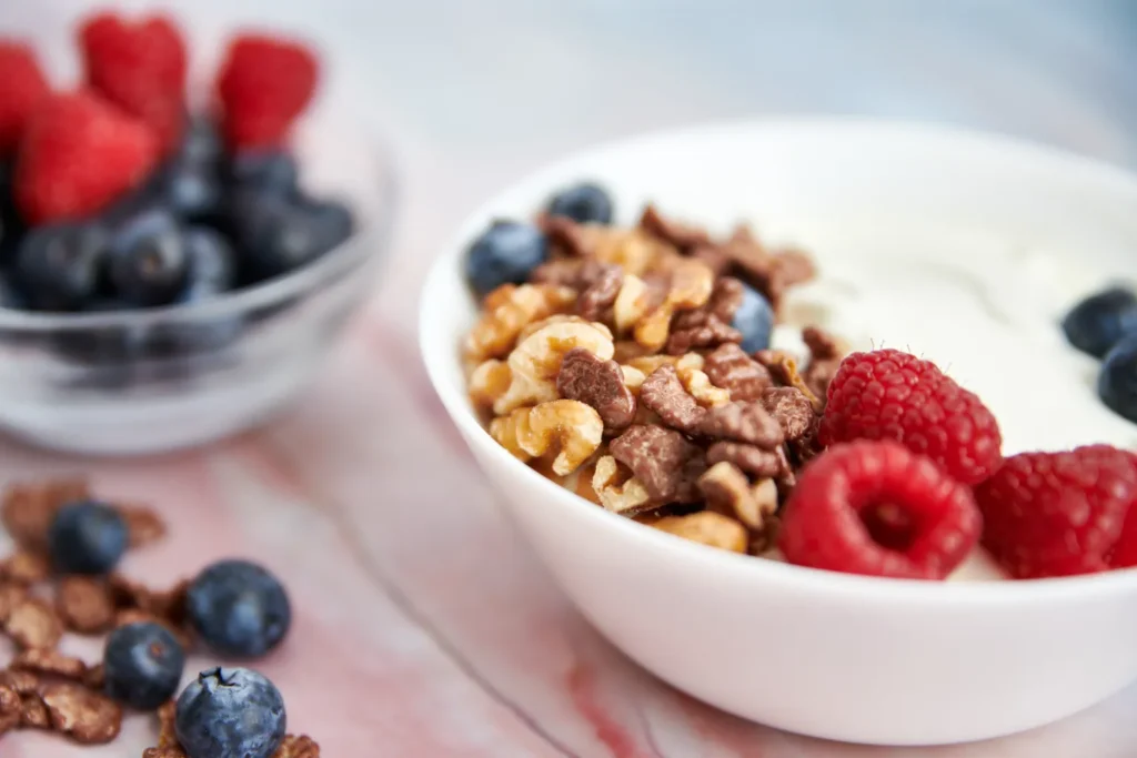 Joghurt Bowl mit Nüssen, Himbeeren und Heidelbeeren
