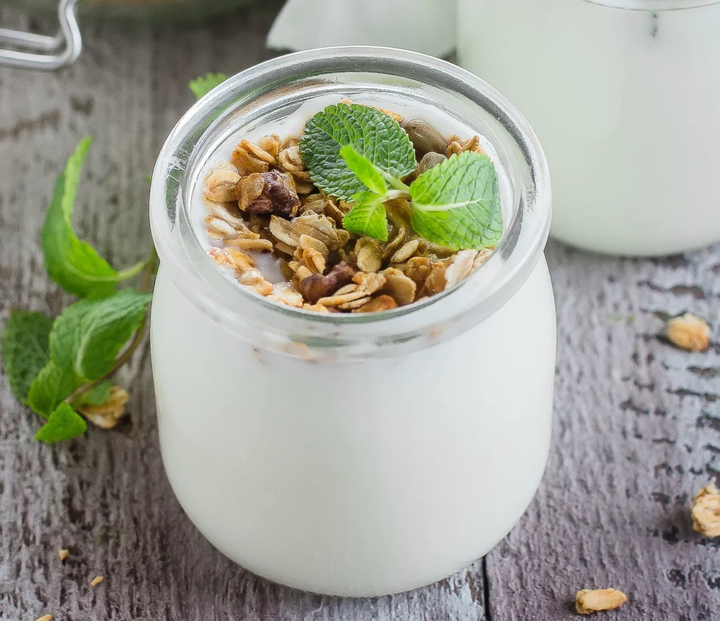 Joghurt im Glas mit Granola und frischer Minze