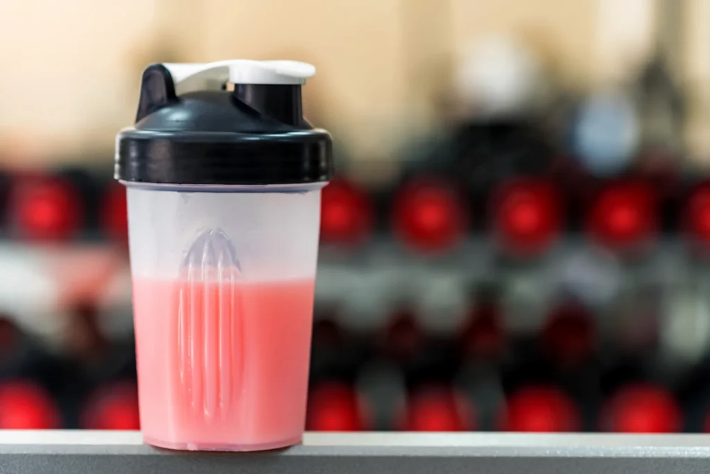 Proteinshake in einem Shaker als schneller Eiweiß-Snack nach dem Training.