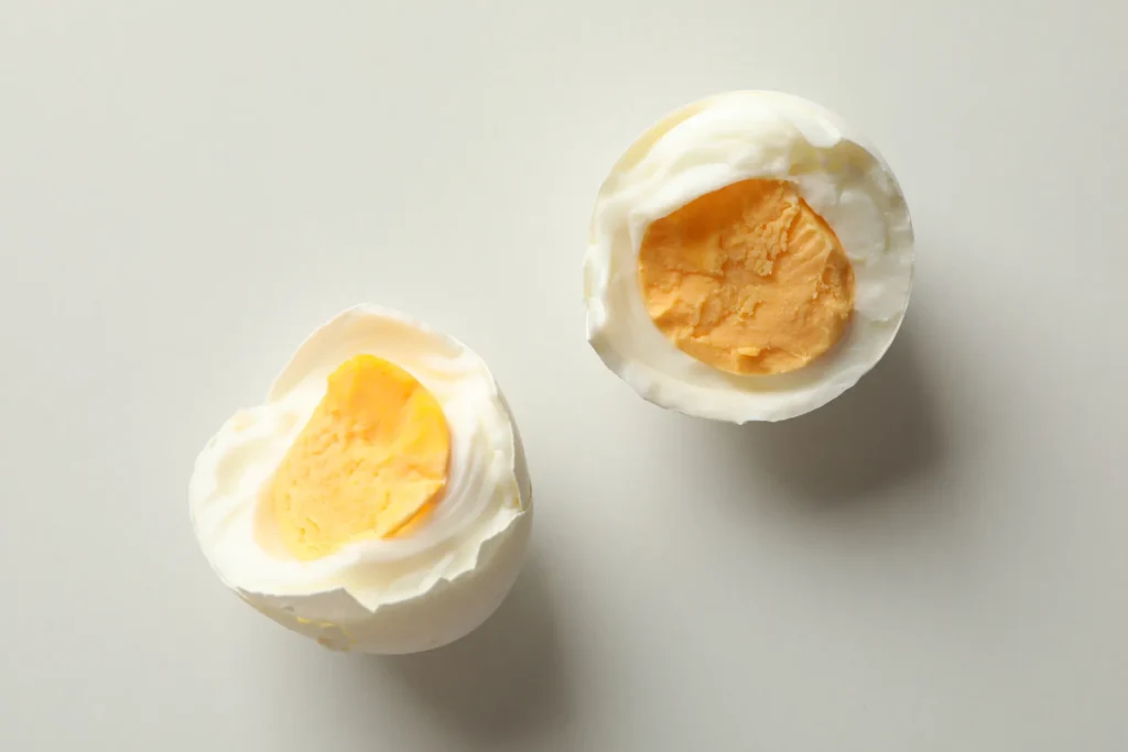Zwei halbierte hartgekochte Eier als proteinreicher Snack für den Sommer