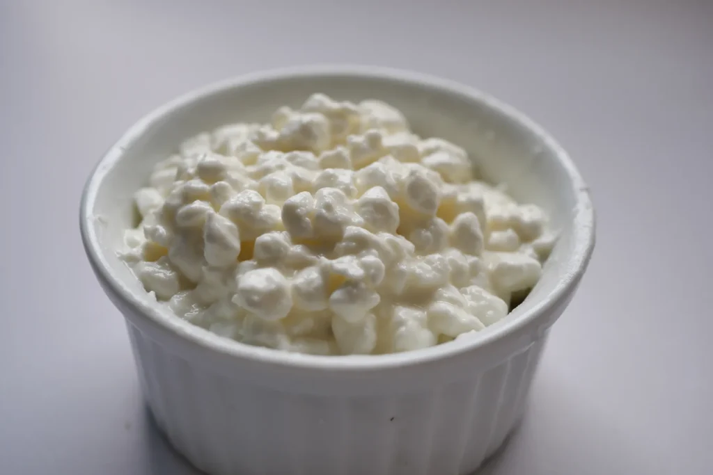 Frischer Hüttenkäse in einer Schüssel als leichter und proteinreicher Snack.