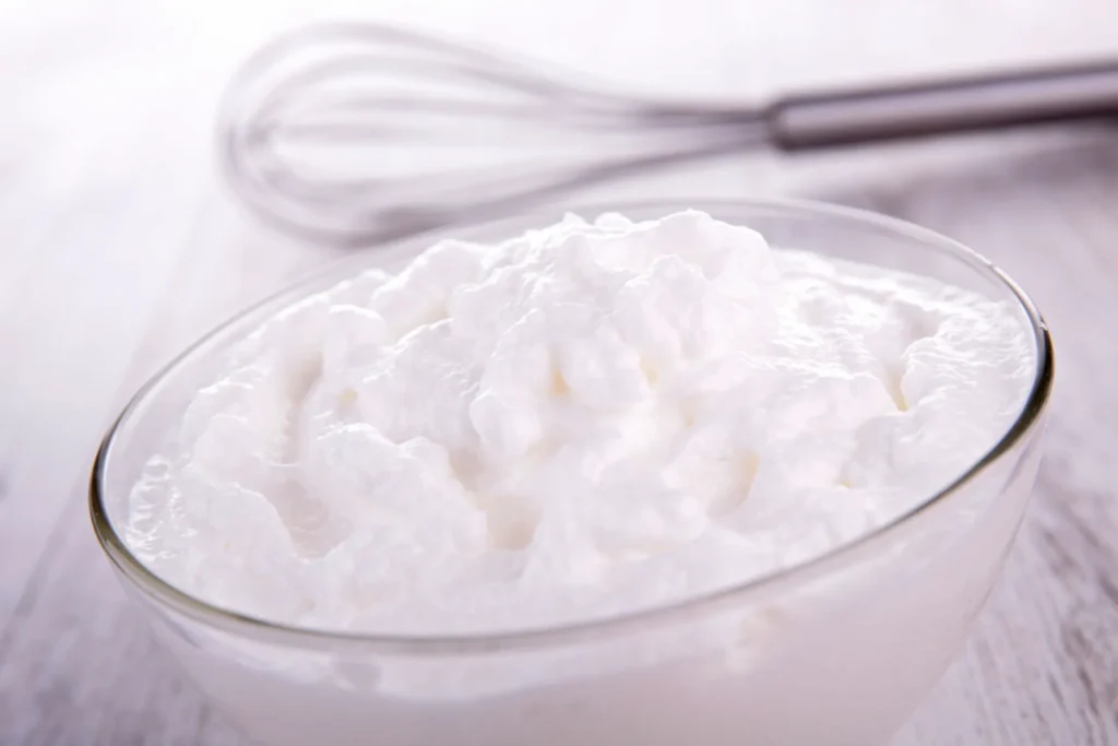 Schüssel mit cremigem Magerquark als eiweißreicher Sommer-Snack