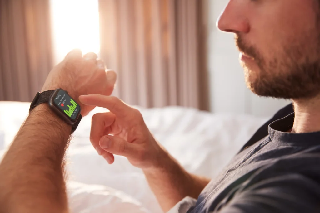 Mann überprüft seine Fitness- und Gesundheitsdaten auf einer Smartwatch