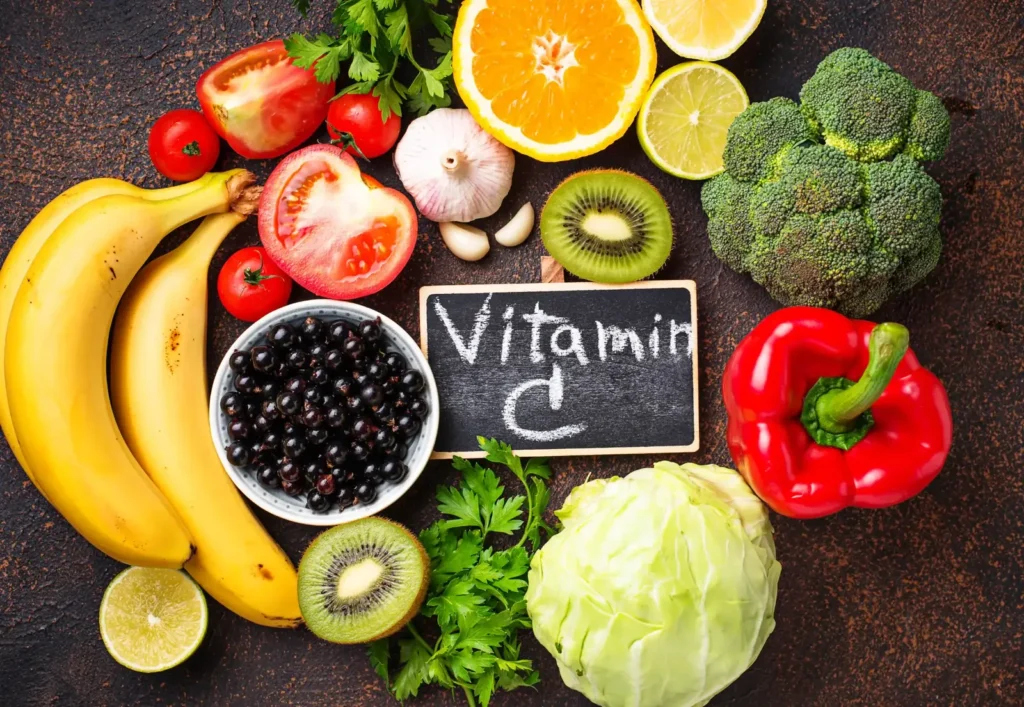 Vitamin-C-reiches Obst und Gemüse mit Orangen, Kiwi, Brokkoli, Paprika, Bananen und Beeren
