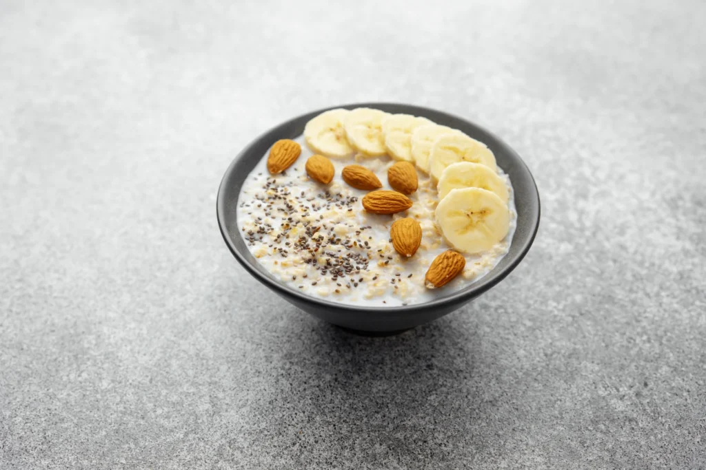 Chia-Bananen-Quark mit Bananenscheiben und Mandeln in einer Schale
