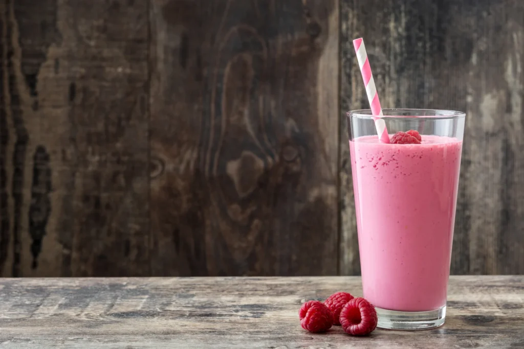 Proteinreicher Himbeer-Quark-Shake mit frischen Himbeeren im Glas