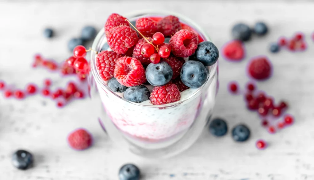 Cremiger Quark mit Himbeeren, Heidelbeeren und roten Johannisbeeren